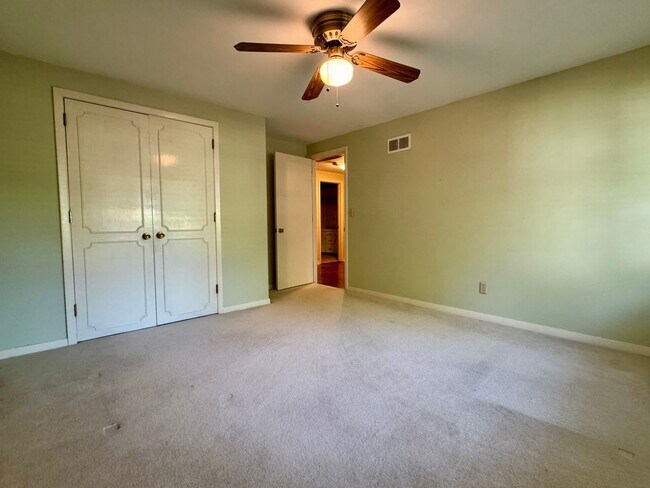 Building Photo - Rare lease opportunity in Leawood + Spacio...