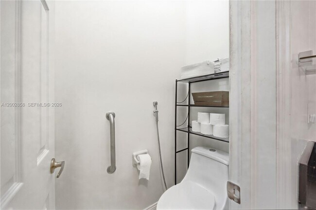 Building Photo - 2615 SE 5th Ct