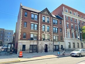 Building Photo - 3345 N Marshfield Ave