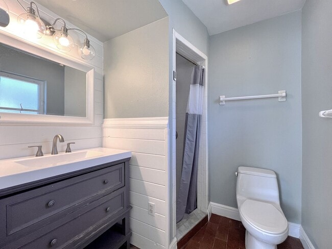 Building Photo - Charming Two-Bedroom Home Near it All