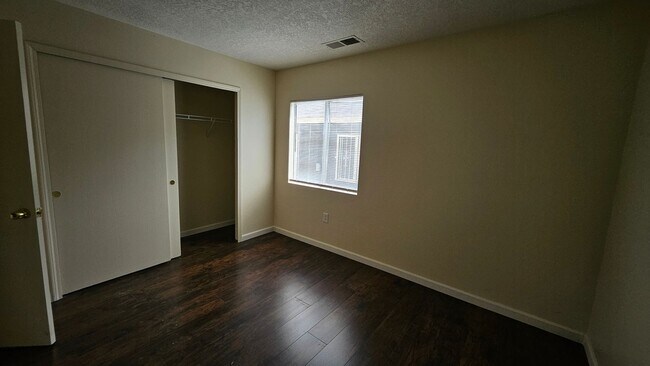Building Photo - 5 Bed 3 Bath