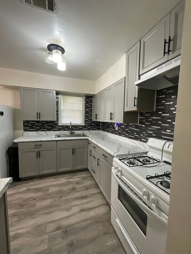 Building Photo - 1314 Oak Dr