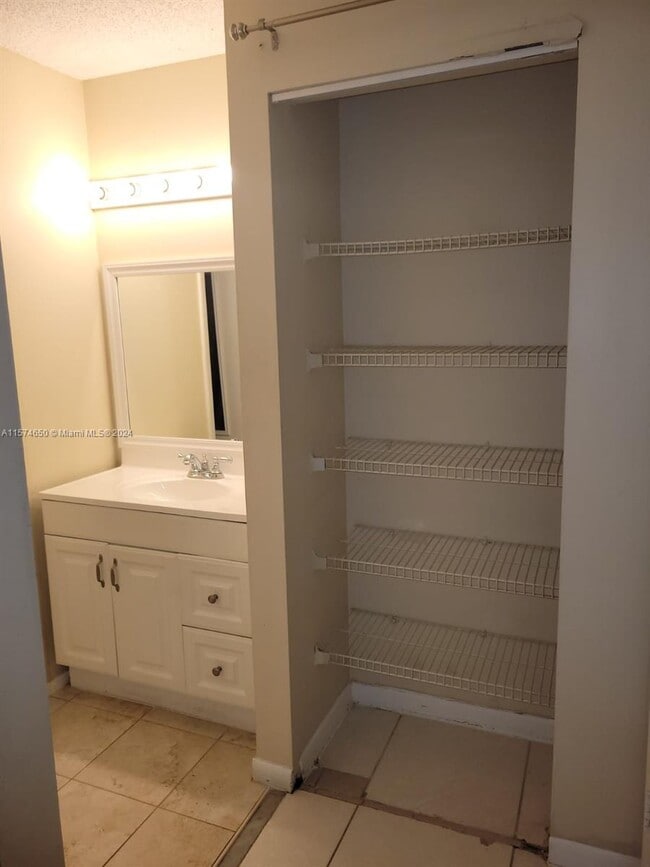 Building Photo - 7954 NW 41 Ct