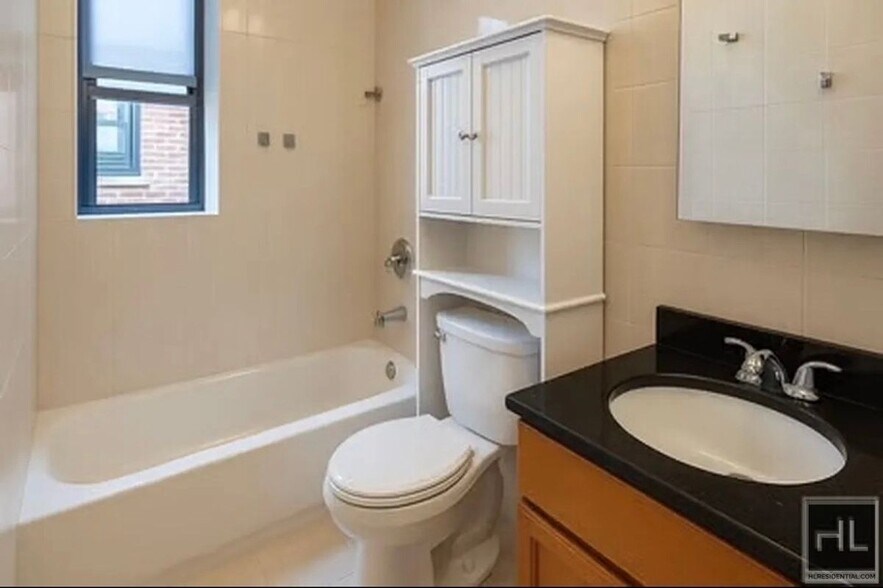 Building Photo - 2-Bedroom 1-Bathroom in an amazing Astoria  Location
