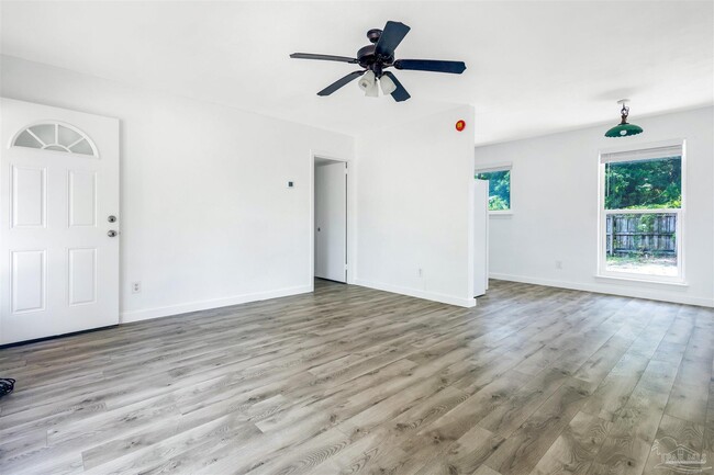 Building Photo - 22 Laurie Dr NE