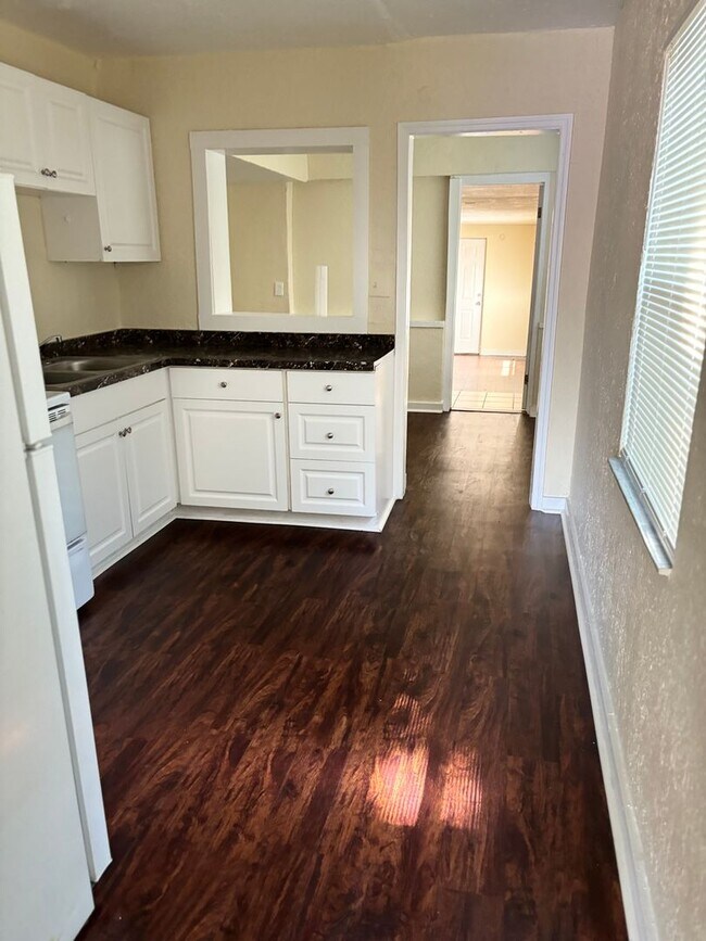 Building Photo - Move in special  1/2 off 1st months rent -...