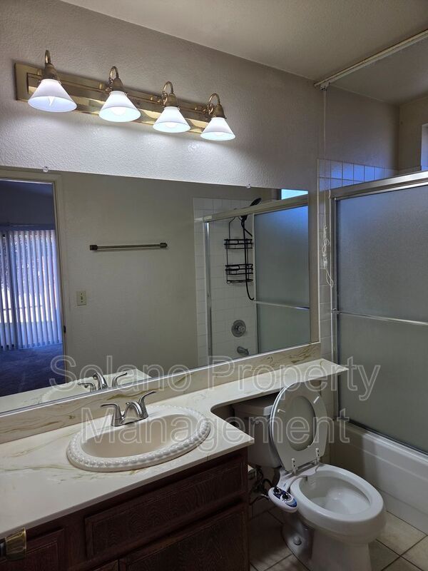 Building Photo - 203 Catalpa Ln