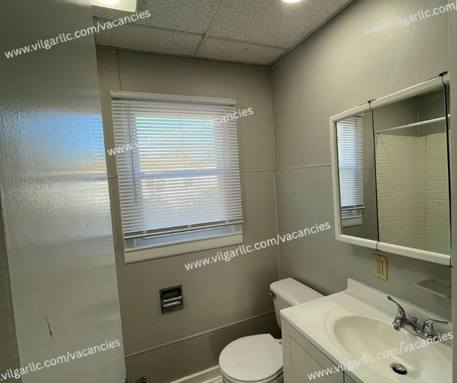 Building Photo - 2 large bedrooms & 1 newly updated bathroo...