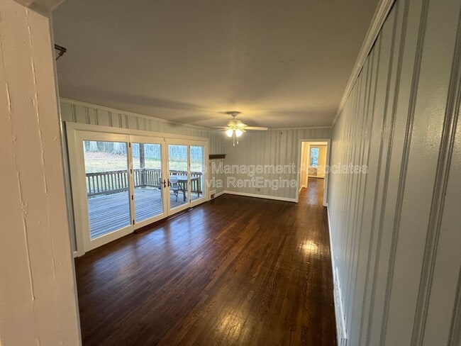 Building Photo - 1122 Maple Dr