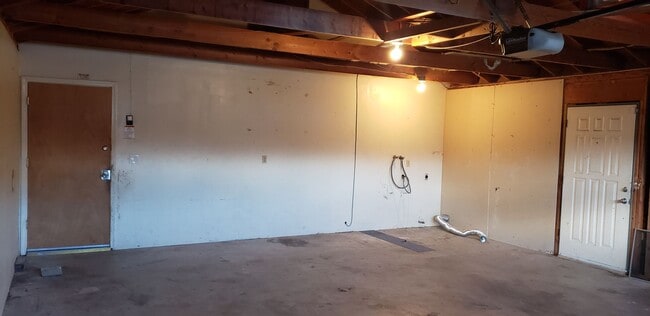 Building Photo - *DO NOT DISTURB TENANTS- 4 bedroom 2 bath home w/POOL!!
