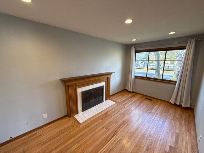 Building Photo - 610 Liberty St SE