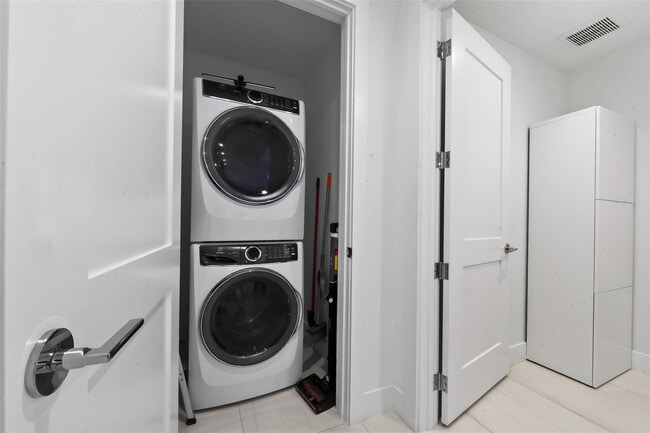 Building Photo - 153 N Seabreeze Blvd