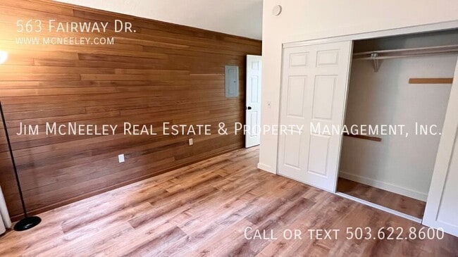 Building Photo - 563 Fairway Dr