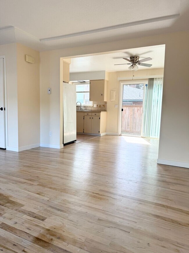 Building Photo - Charming 2 Bedroom Unit in NE Portland Water/ Sewar & Garbage PAID FOR!!!