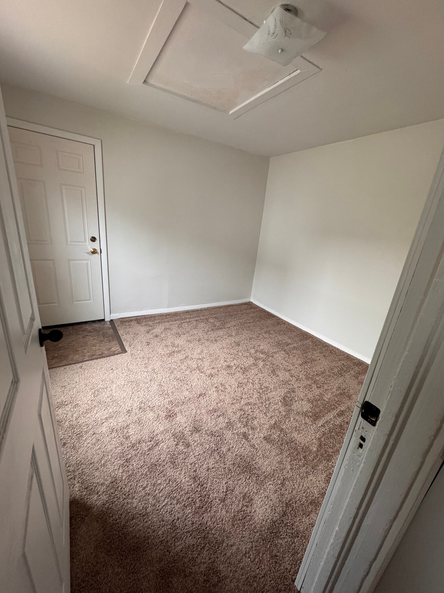 Bonus Room - 709 E Centerway