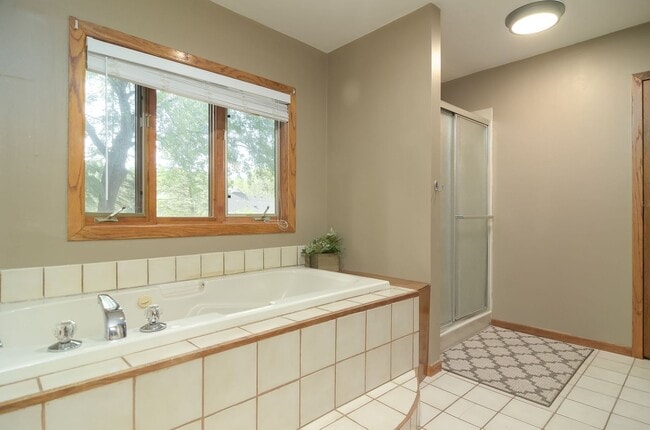 Building Photo - Nice Updated 3br/3ba In Wayzata (1 car garage)