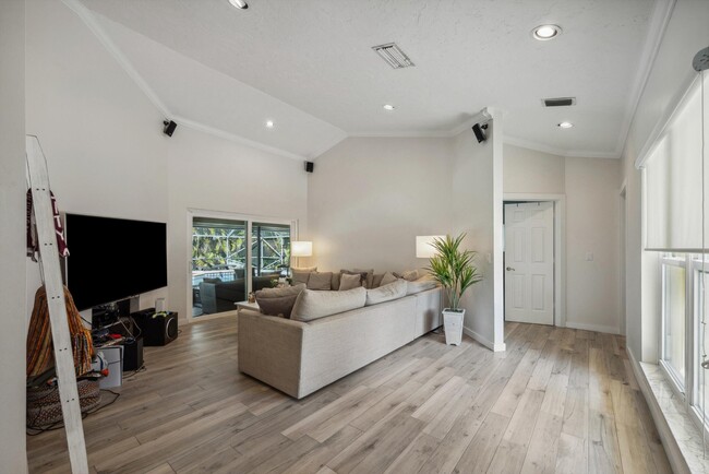 Building Photo - 13385 Kingsbury Dr