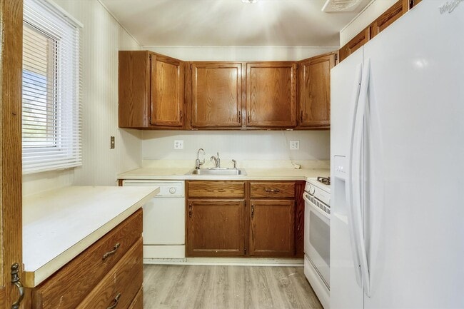 Building Photo - Updated and Ready for Move In