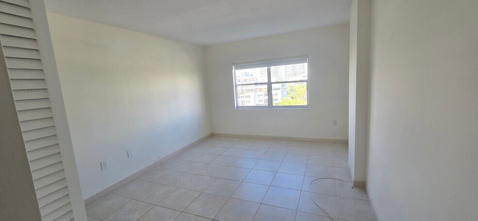 Building Photo - 400 Kings Point Dr