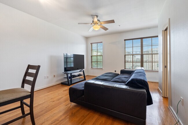 Building Photo - 2216 Chenevert St