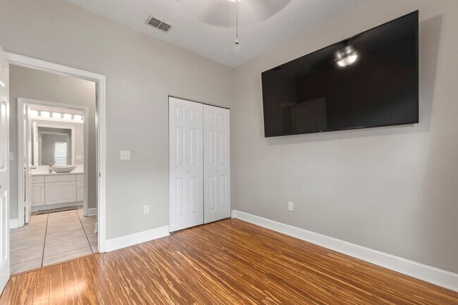 Building Photo - Updated Home in Tampa Heights