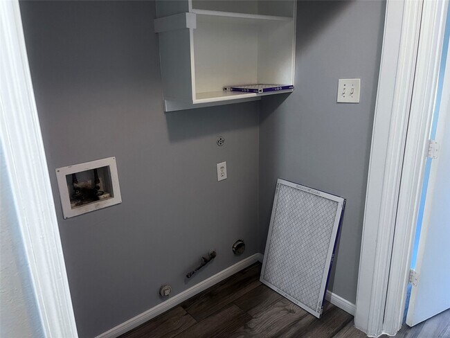 Building Photo - 1810 Village Ct Ln