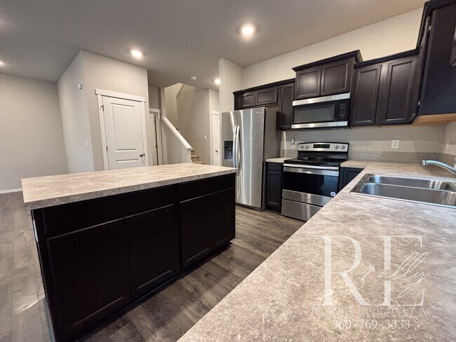 Building Photo - Charming 3-Bedroom, 2.5-Bath Home with Mod...