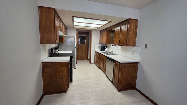 Building Photo - Wonderful 2 Bedroom Duplex In Bethany Ok.  $1250 Per Month!