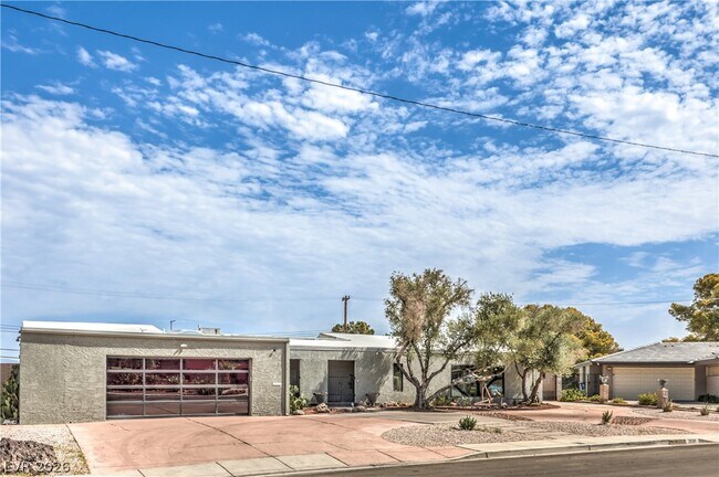 Building Photo - 1926 Papago Ln