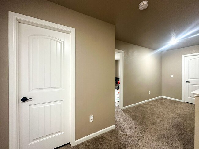 Building Photo - Grand 6bd 4ba Crystal Valley home with an in-law suite!!!