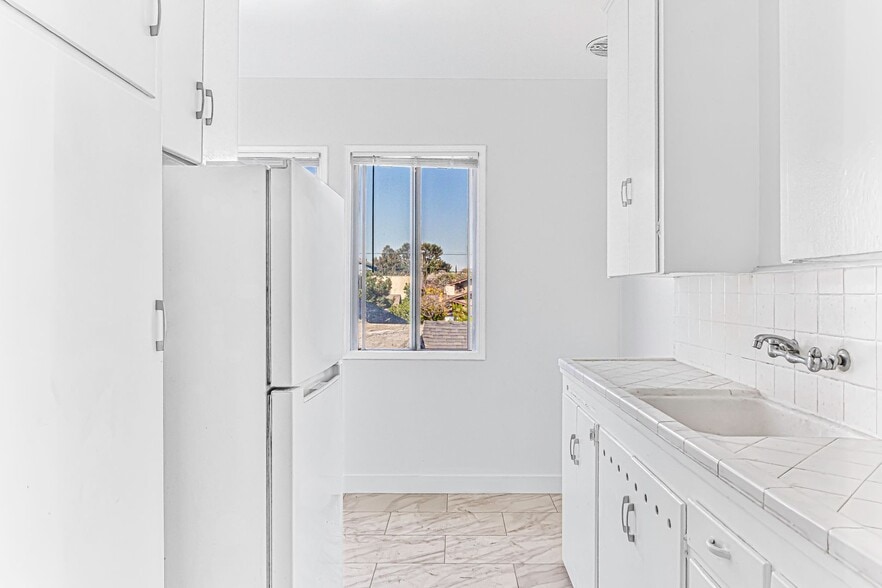 Building Photo - 530 W 9th St