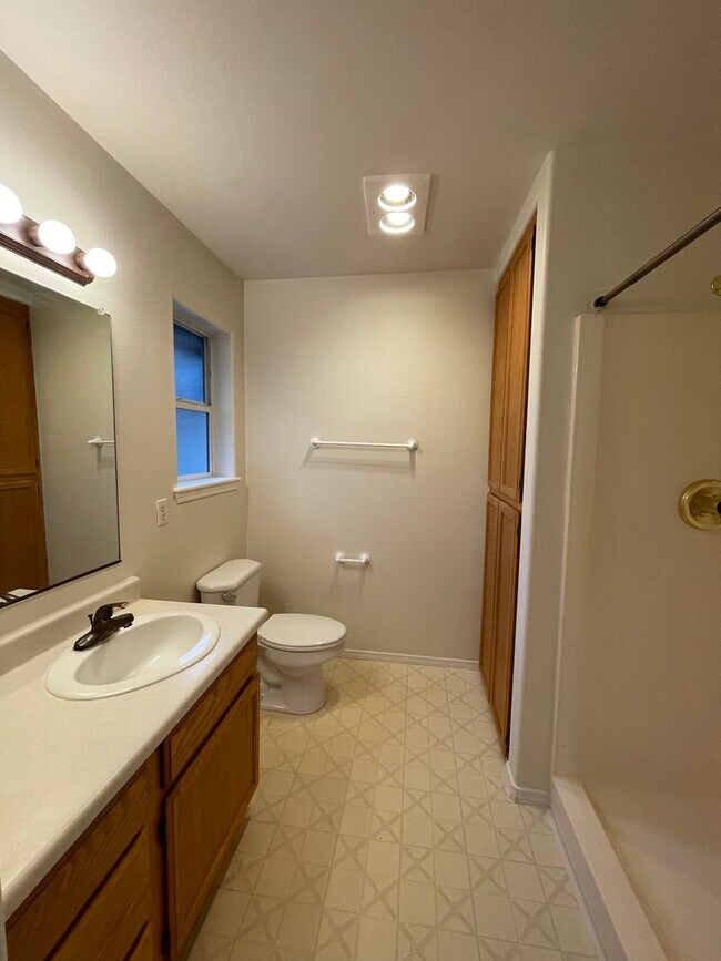 Building Photo - East Medford 3 Bedroom 2 Bathroom w/Large 2 car garage - Single Level