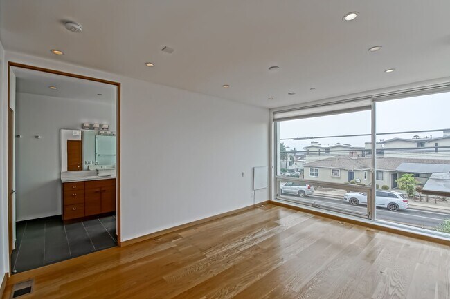 Building Photo - 4BR3.5BA + OFFICE! NEWER CONSTRUCTION, MOD...