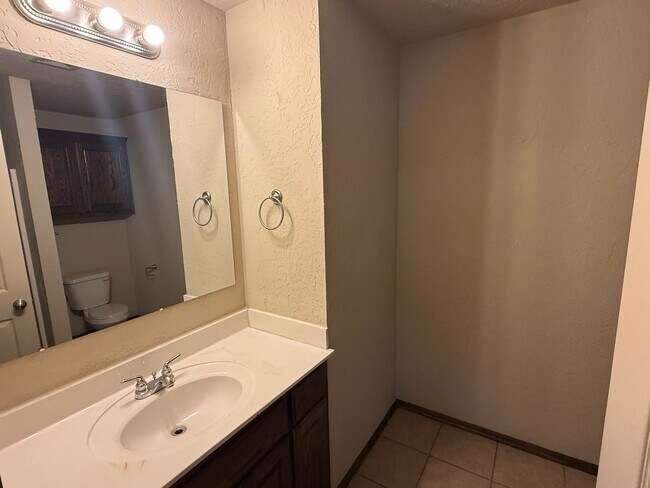 Building Photo - 3 bed duplex. New carpet, great kitchen Island and a fenced backyard in Moore schools!