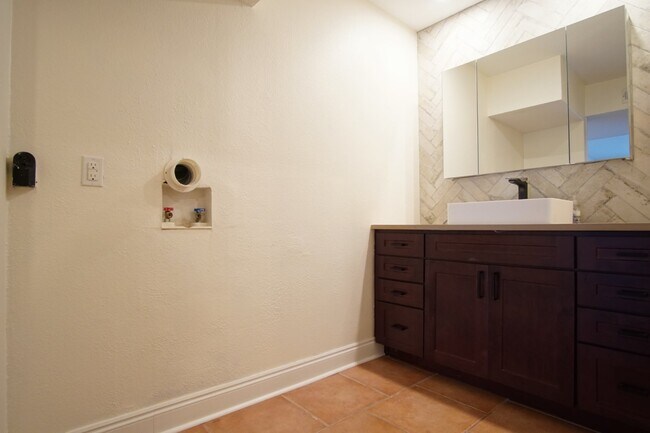Building Photo - Modern 2-Bedroom Condo Across from the Bay...