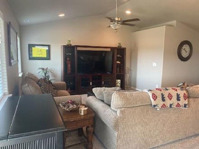 Building Photo - Introducing a charming rental home in East...
