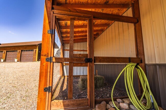Building Photo - 67 Cowboy Wy