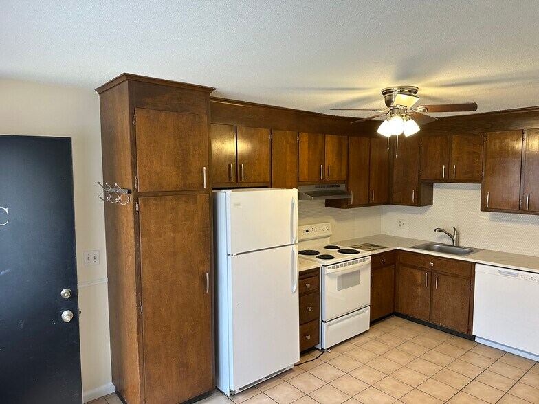 Building Photo - 121 New Britain Ave