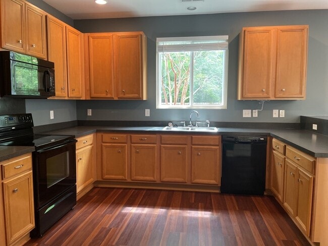 Building Photo - 8806 Shadowglen Dr