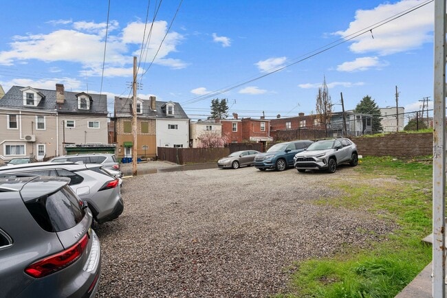 Building Photo - 2 bed 1 bath - all updated, central air, laundry, great location