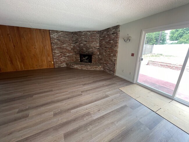 Building Photo - 8809 Valjean Ave