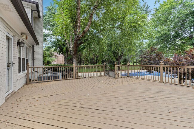 Building Photo - AVAILABLE NOW-- 4-Bed/5-Bath in the heart ...