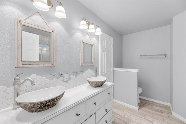 Building Photo - 1708 Royal Ascot Dr