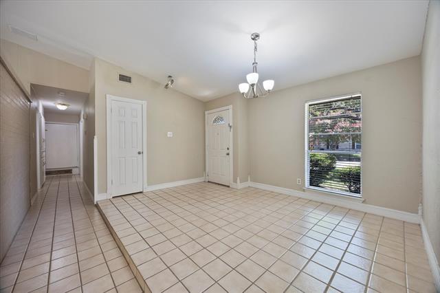 Building Photo - 2413 Village Green Dr
