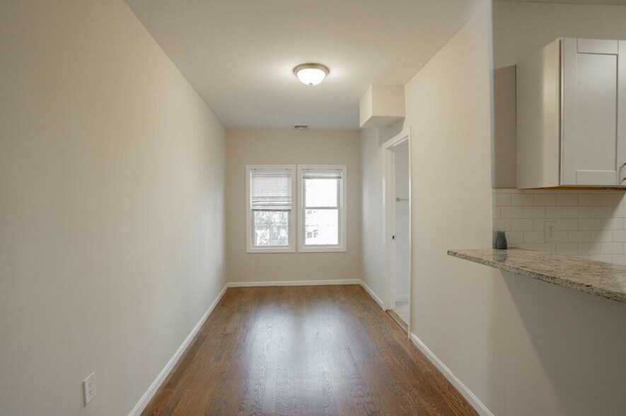 Building Photo - 92 Maple St