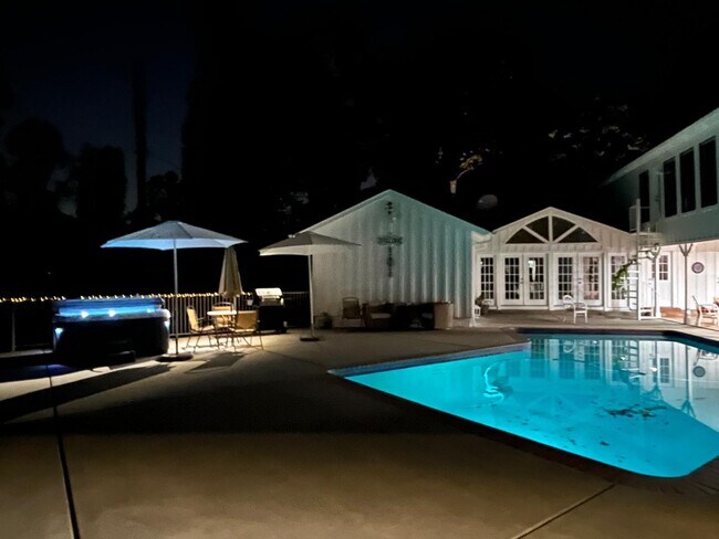 Building Photo - 8402 Matthews Ln