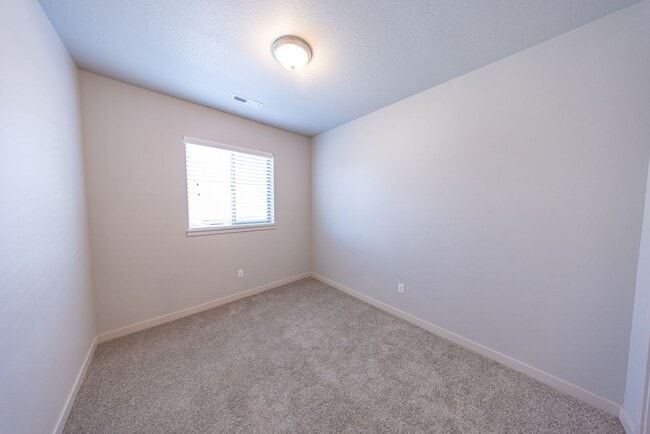 Building Photo - 3 bedroom home in Ridgefield w/ AC - Built...