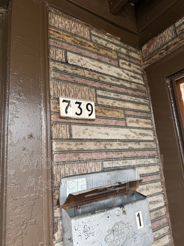 Building Photo - 2627 S 6th St