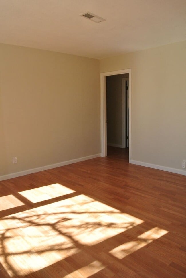 Building Photo - **COMING SOON** Adorable 2 Bedroom, 1 Bath...
