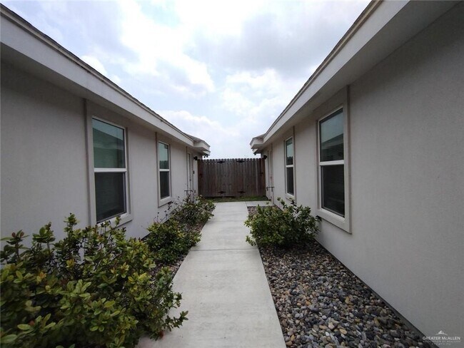 Building Photo - 2012 Summerland Ln